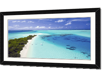 Panoramic poster of an aquamarine sea in a black frame