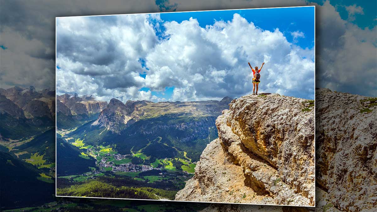 Photo Poster of a female hiker standing on top of a mountain